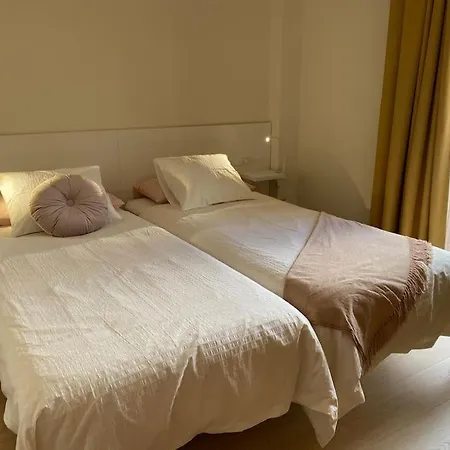 Luminoso Con Terraza Y Piscina Appartamento